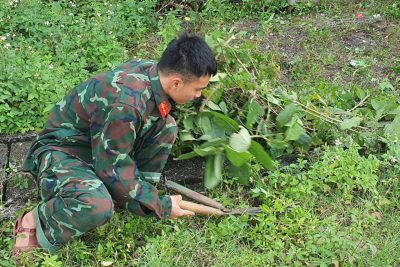 Trường Tiểu học Khánh Thượng được các chú bộ đội hỗ trợ lao động, chỉnh trang cảnh quan trường lớp